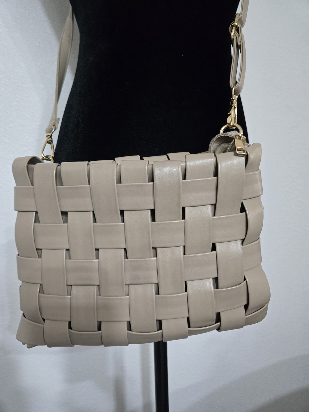 Anthropologie Cream Woven Leather Bucket Bag - Picture 3 of 5